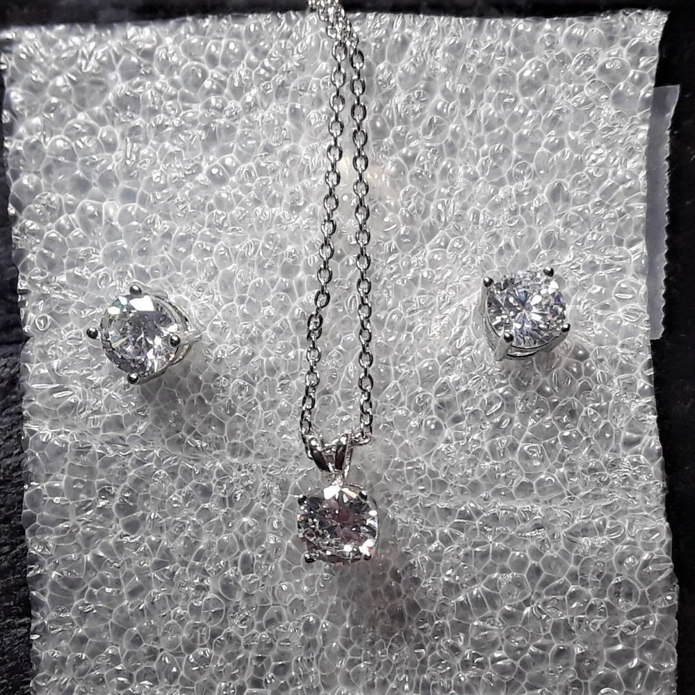 New Clear/White Round Cubic Zirconia Pendant Necklace and Stud Earrings Set
